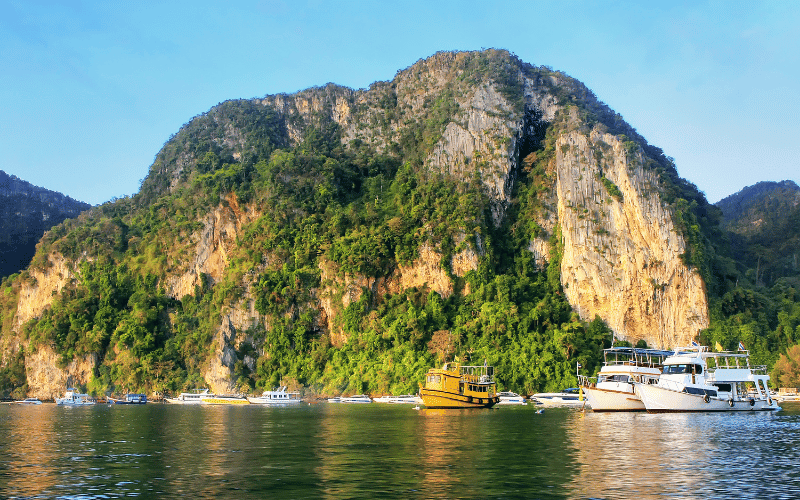 Nice sunny day and loh dalum in the background